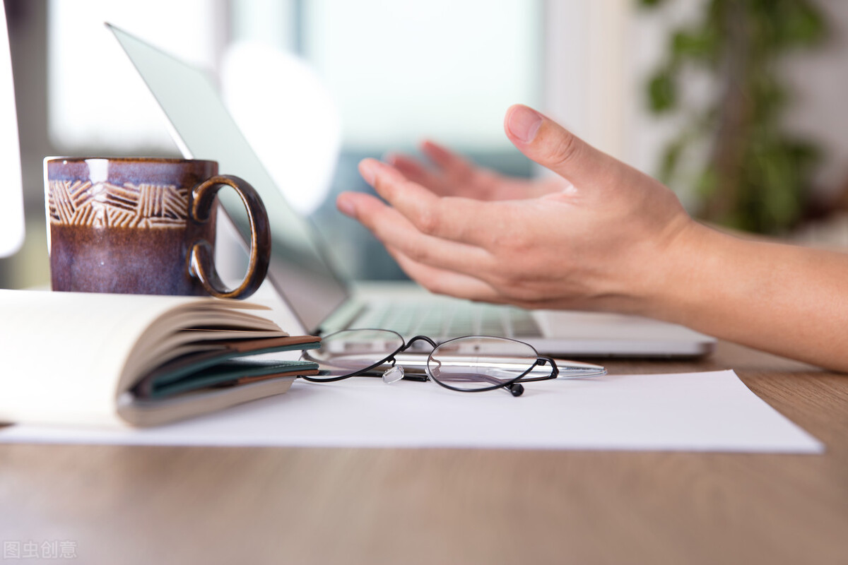 被最信任的人捅一刀安慰,被最信任的人捅一刀的句子