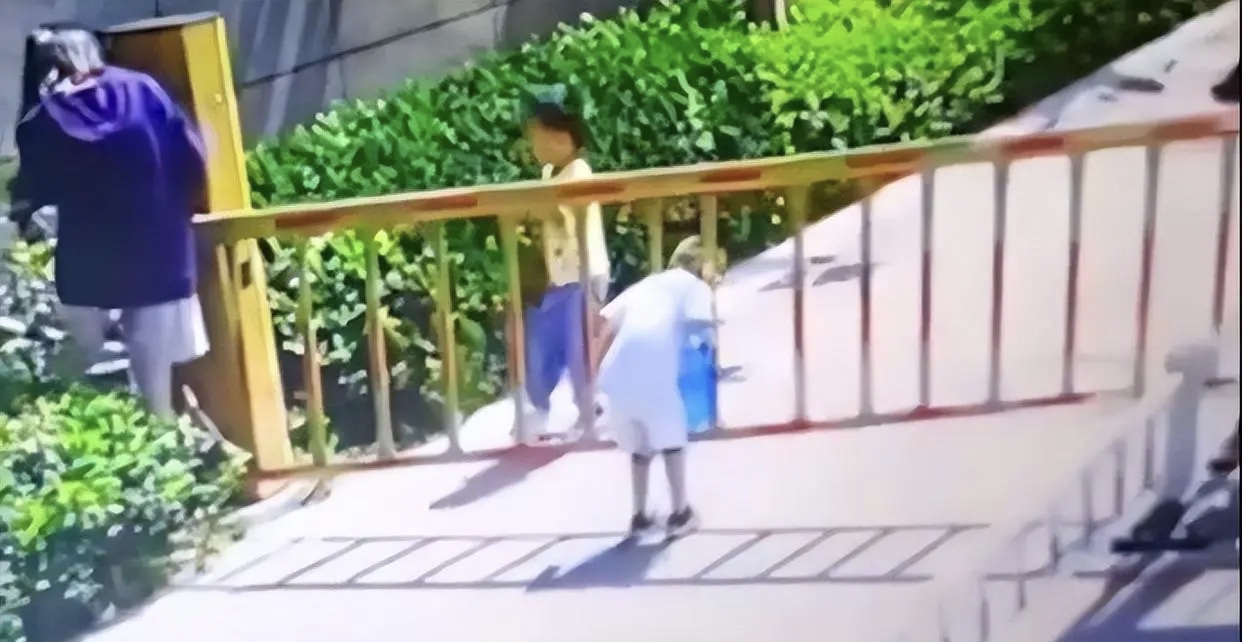 提醒孩子不要踩井盖,一定要告诉孩子井盖不能踩