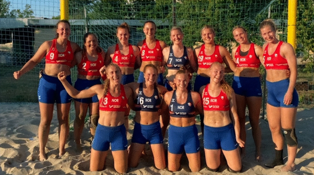 网红阿爽铁三穿着引争议,阿爽打扮