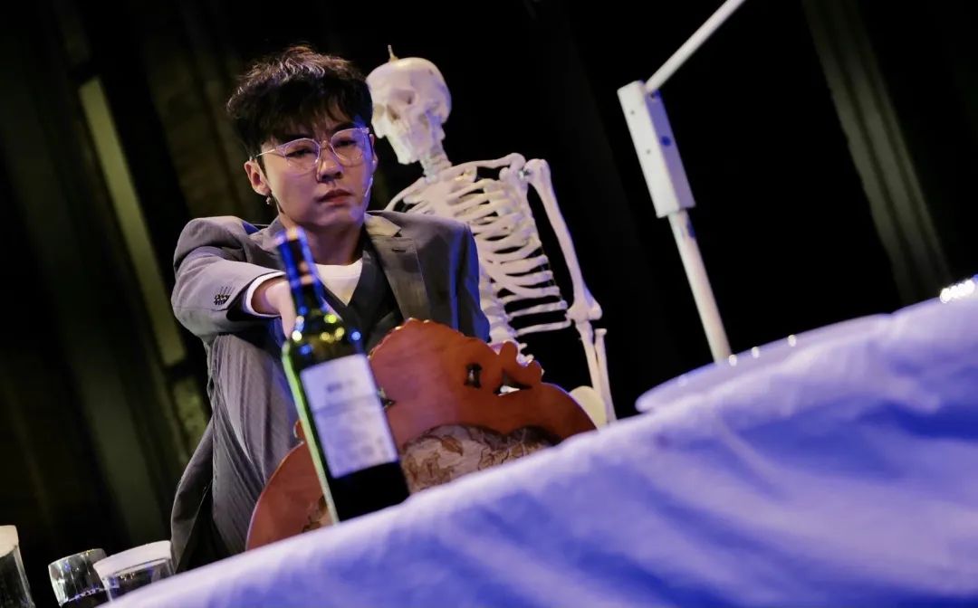 我穿着防爆服被观众暴打，但演出不能停