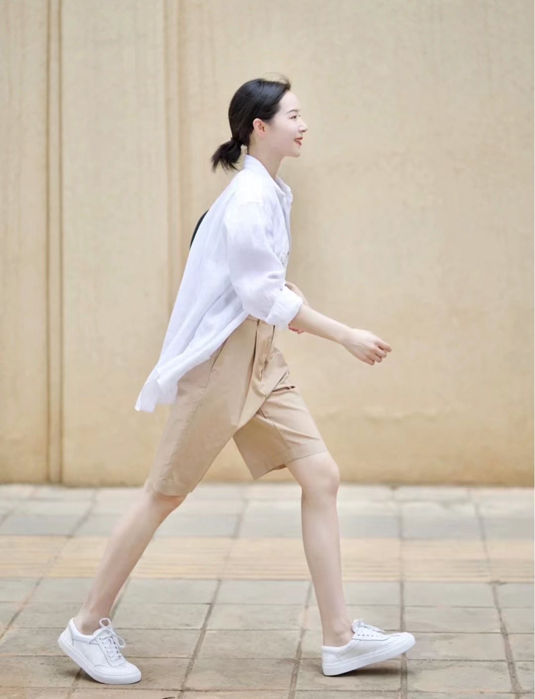 卡其色衣服怎样搭出高级感,早秋卡其色长袖衬衫外套高级穿搭