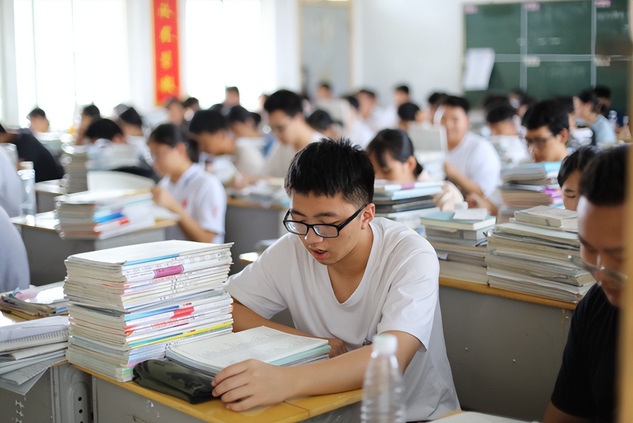 北京大学跟中专的区别,北京大学的宿舍和普通大学的对比