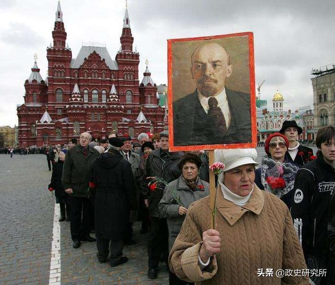 黑人留学生疯狂“*艳猎**”苏联女郎，遭苏联青年狂揍，引发黑人运动