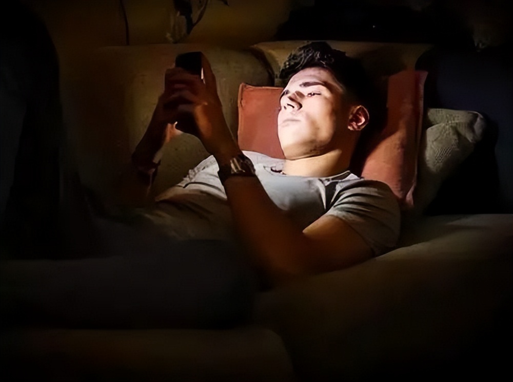 熬夜上瘾90后女孩竟长了老年斑,熬夜引起的老年斑能恢复吗