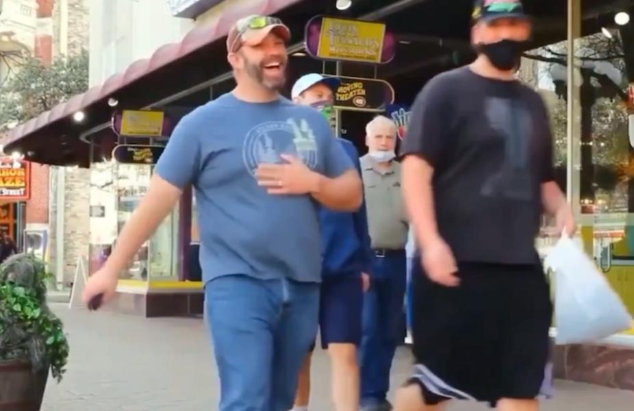 3名老外街头*戏调**中国女孩，公然挑衅警察，最终惨遭东北小伙围殴