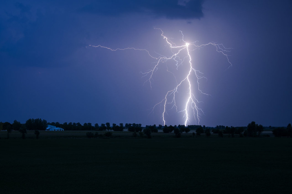 被雷击如何自救和救别人,人员被雷击后急救方法