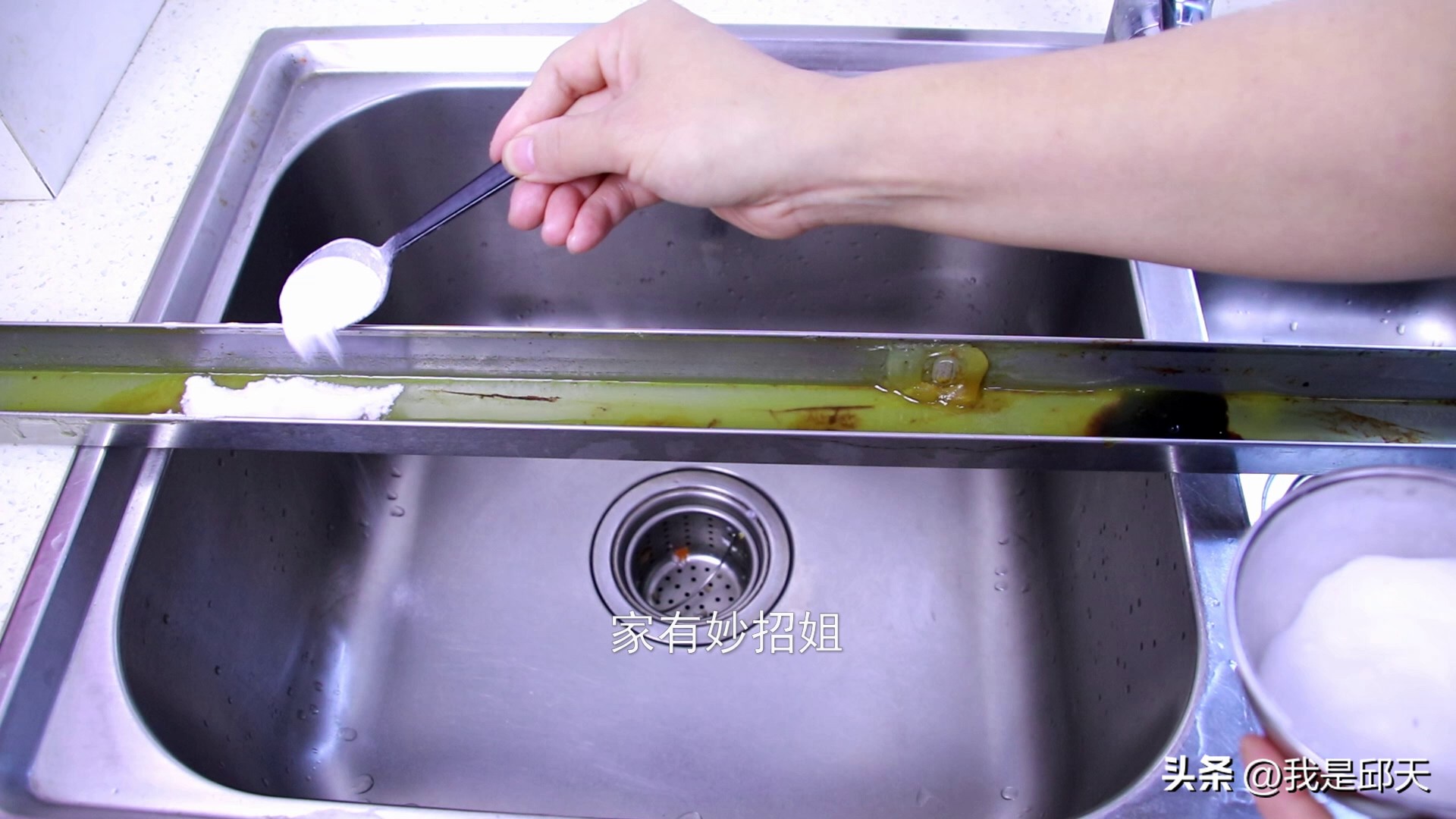 油烟机油盒子清洗妙招,清洗油烟机油盒子妙招