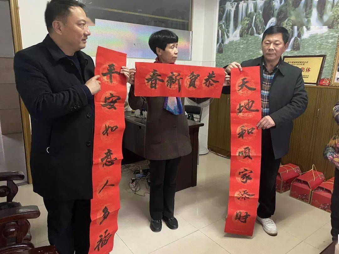 传统的春联讲究从上往下,春联迎春迎喜迎富贵应贴哪边