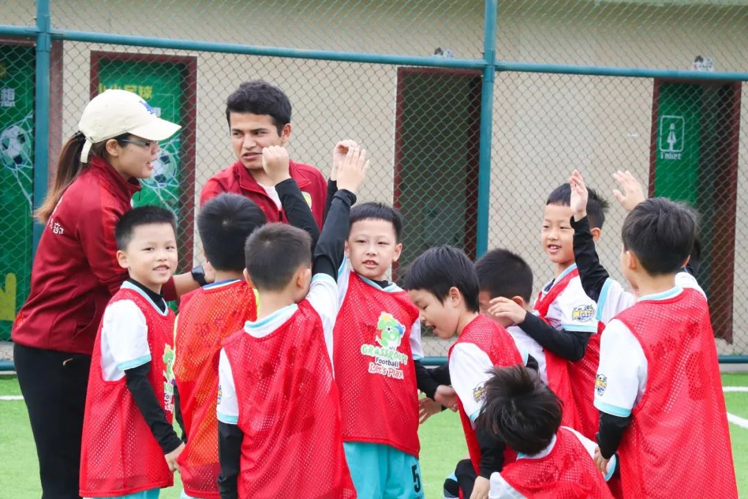 足球亲子嘉年华活动方案,足球嘉年华亲子作品