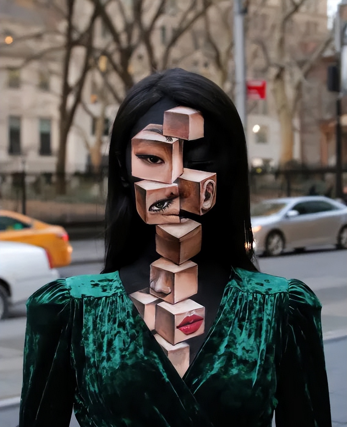 她脱去衣服,在自己皮肤上作画,狂吸63万粉,还能月入百万