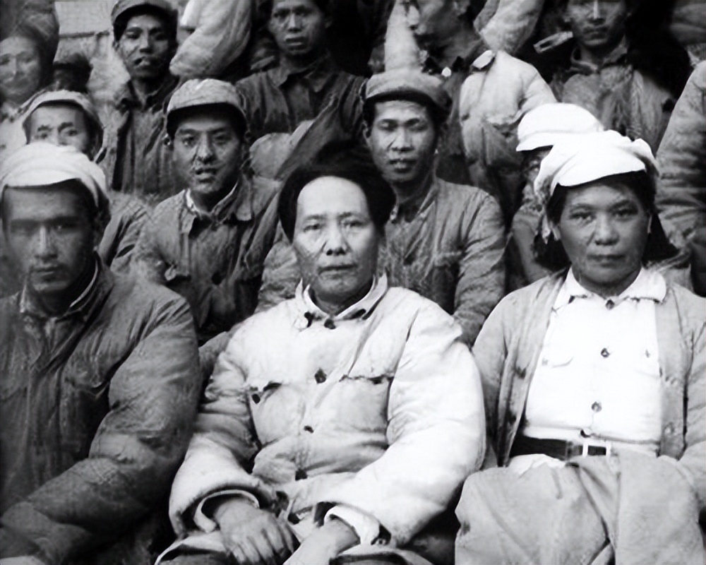 76年毛主席逝世，*东兴汪**看过悼词后提出一点意见，*国锋华**：我赞成