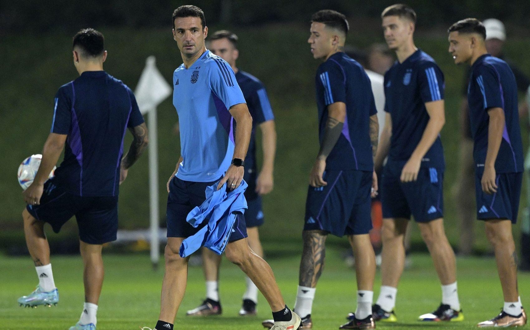 世界杯4强0出场名单！阿根廷下轮伤缺多人，巴萨目标弗伊斯将首秀