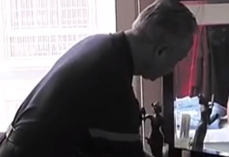 河南老汉600元买来发光水晶，深夜发出强光，专家称萤石夜明珠