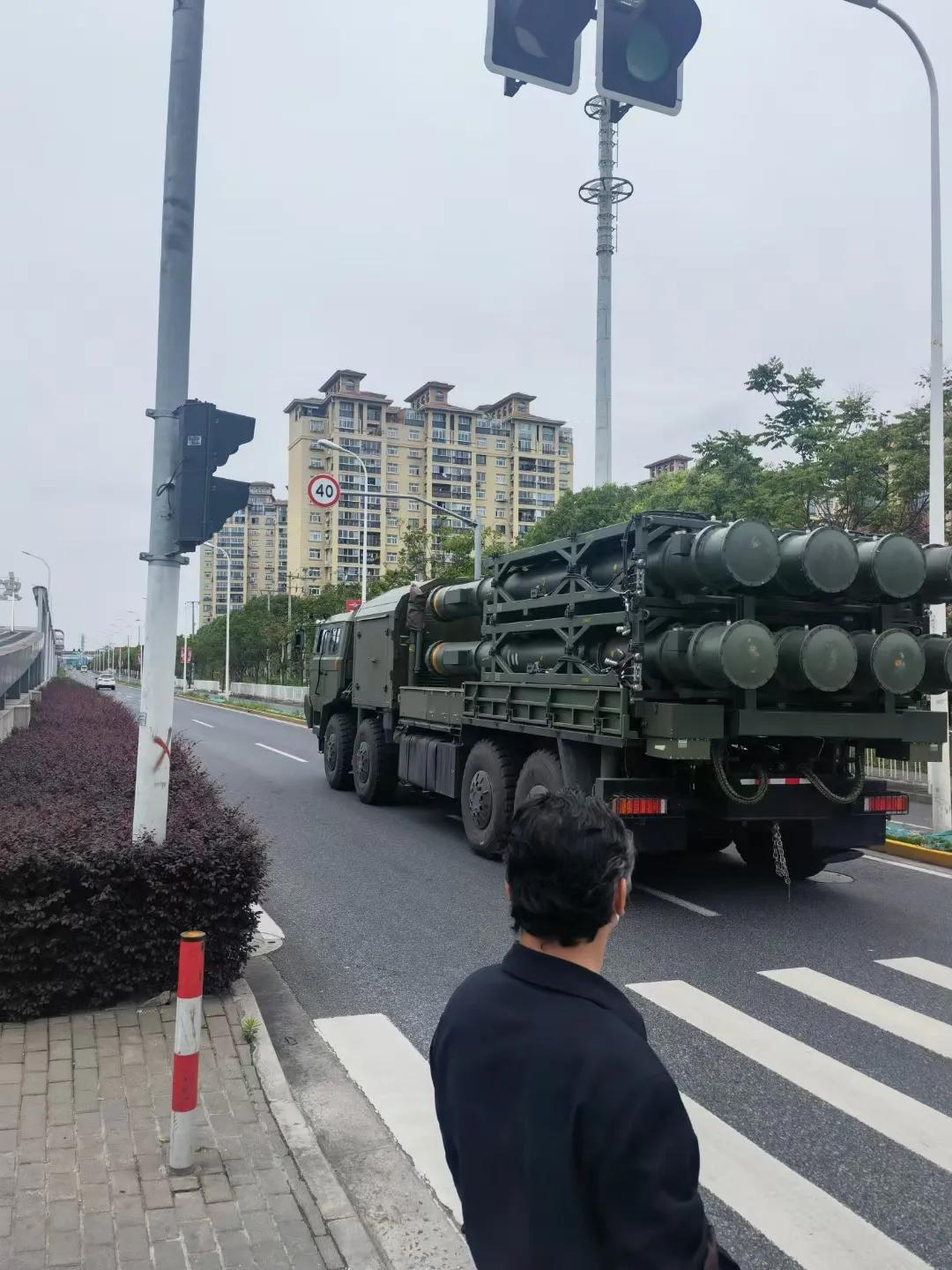 上海兄弟因疫情居家封闭76天，今天终于可以外出四小时