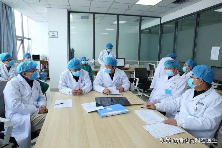 男子胸疼怀疑心梗实际胃病,男子胸痛挂急诊查出是胃病胸疼