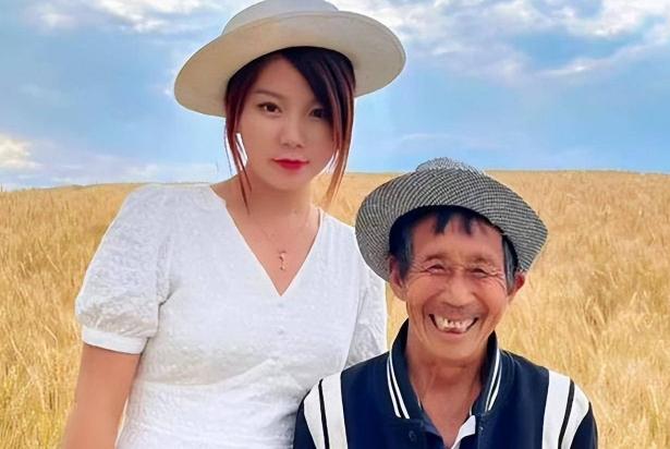 河南老汉捡到弃婴24年后带去旅行,老汉捡废品收养弃婴25年后续