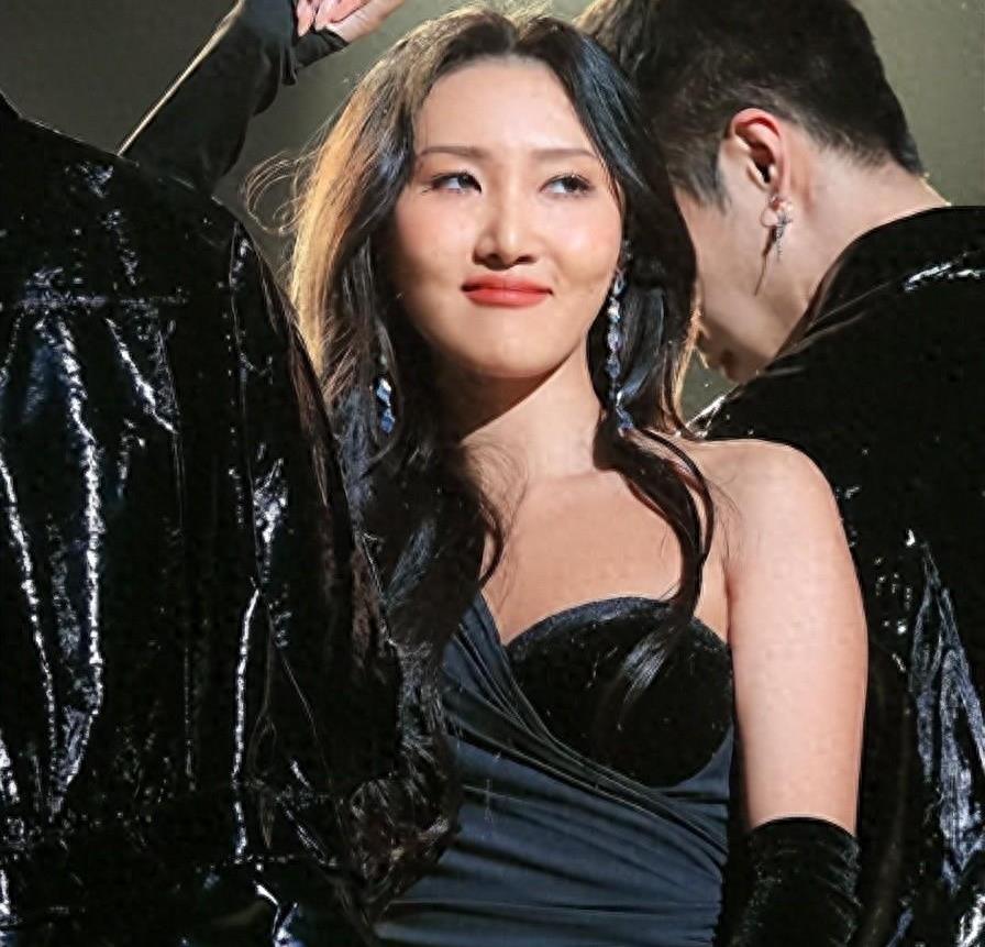 韩国女团成员华莎表演时突然下蹲摸*处私**，因演出淫乱罪被警方传唤