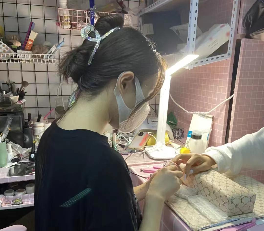 00后大学生月入过万，靠“宿舍美甲”获经济自由，毕业前喜提新车