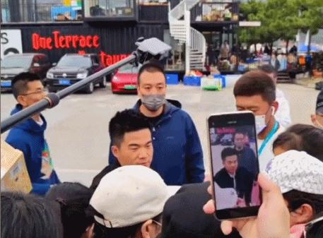 董宇辉回应遭路人泼水,董宇辉回应被泼水