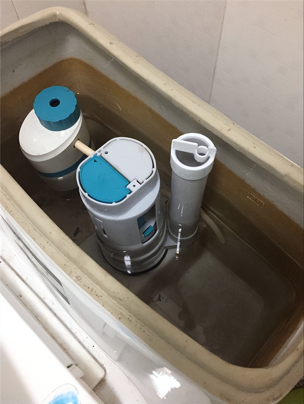 马桶水箱进水阀浮筒怎么调低水位,水箱进水阀不止水怎么维修