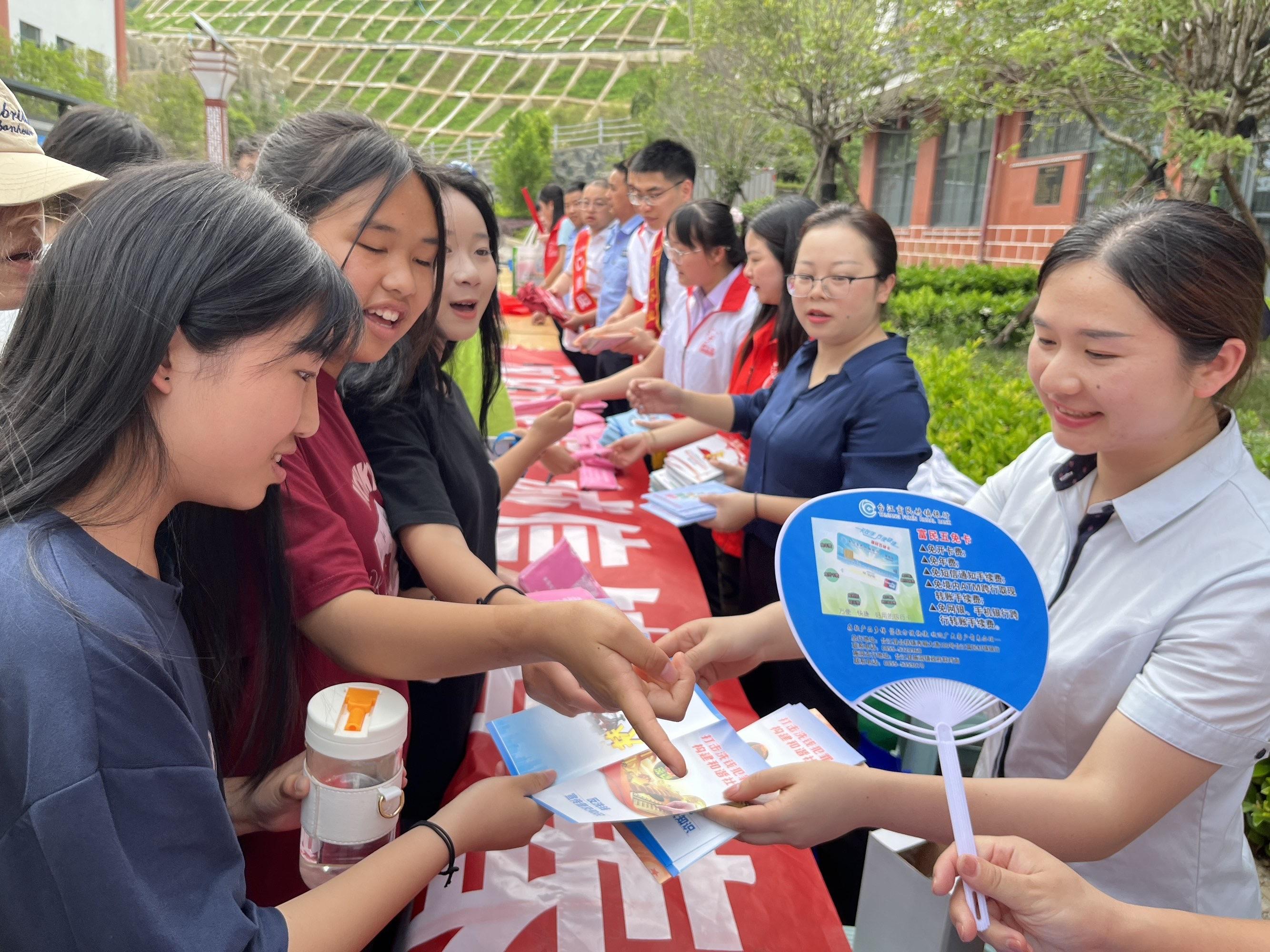 桐乡银行反诈宣传,反诈银行大厅宣传