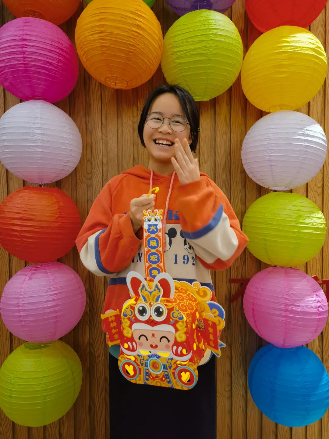 妇女姐妹秀巧手自制花灯闹元宵,闹元宵手工作品龙年