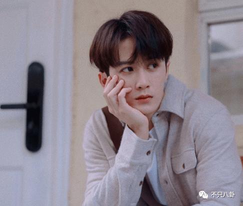 好甜，她嫁给自己的漫画主人公啦