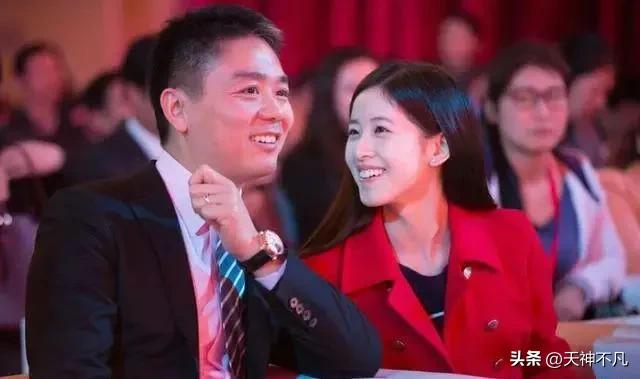 章泽天刘强东和朋友夫妻合影,刘强东章泽天英国皇室视频