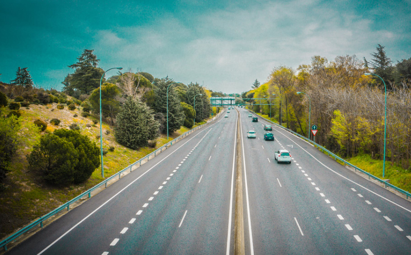 车祸导致人员受伤怎么赔付,车祸伤人全责是协商还是诉讼好