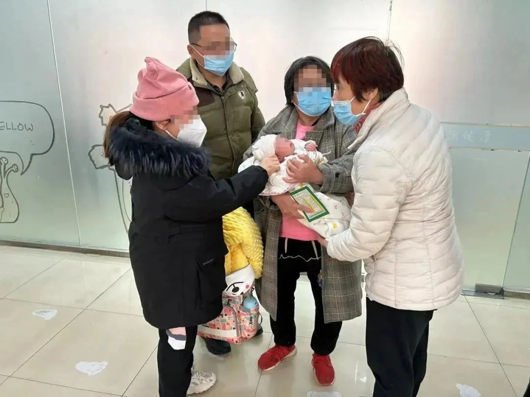 胎儿羊水破了保胎成功,胎儿羊膜囊完整娩出