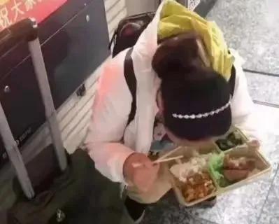 睡楼梯，啃馒头，攒钱给男友买28年的生日礼物，结局早已注定