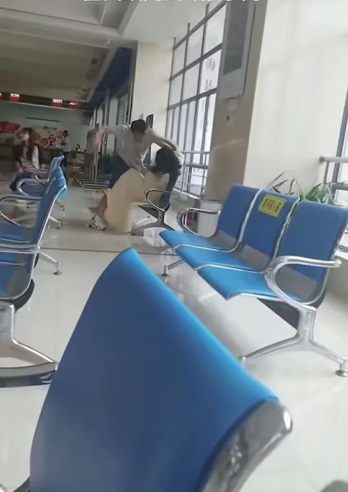 民政局男子当街打女人,男子民政局大厅殴打老婆警方介入