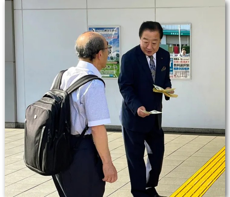 日本前首相街头演讲无人听,日本首相发传单