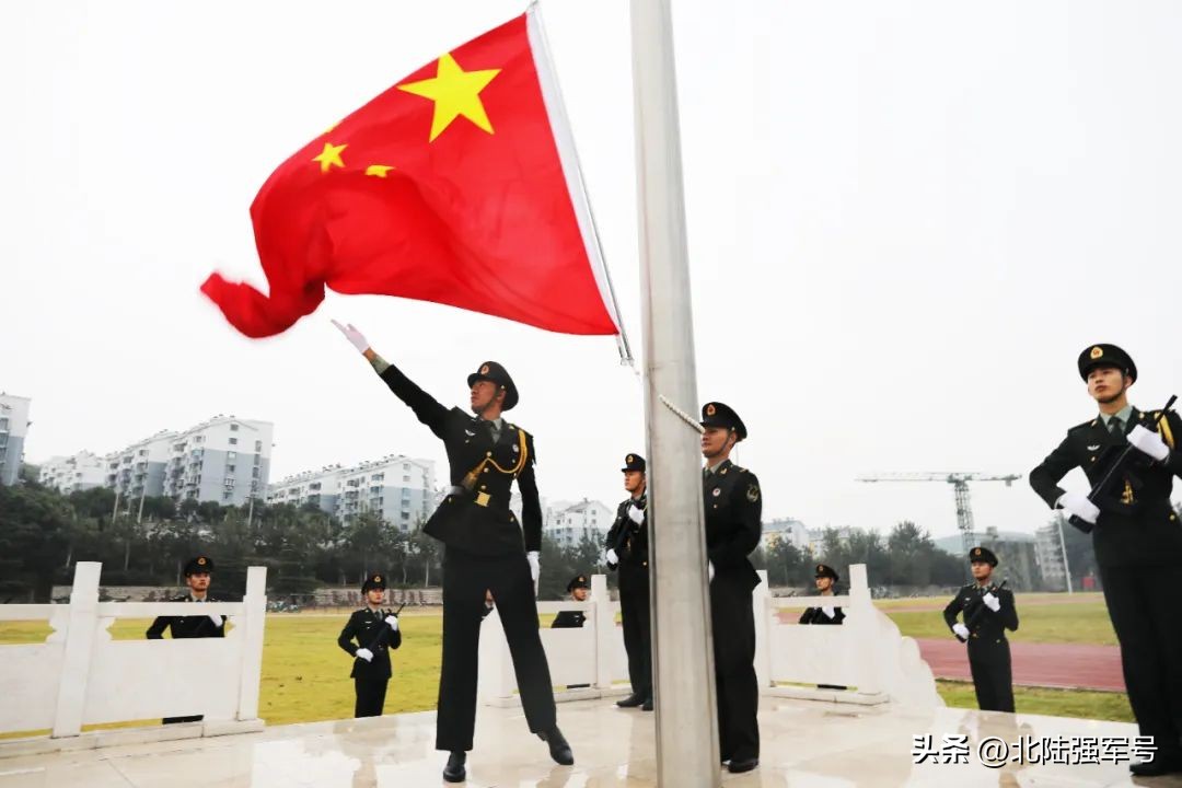 敬礼鲜艳的五星红旗,鲜艳五星红旗下敬礼视频