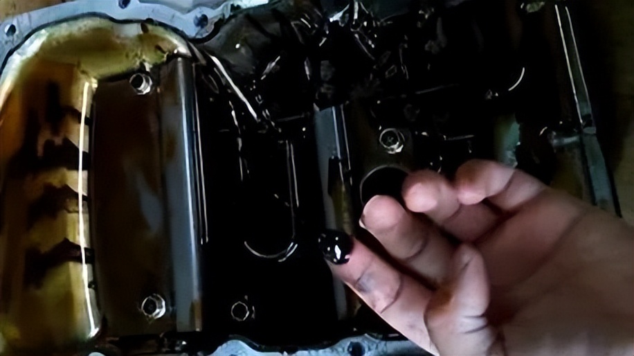 发动机油泥形成的部位,发动机油泥过多就报废了吗