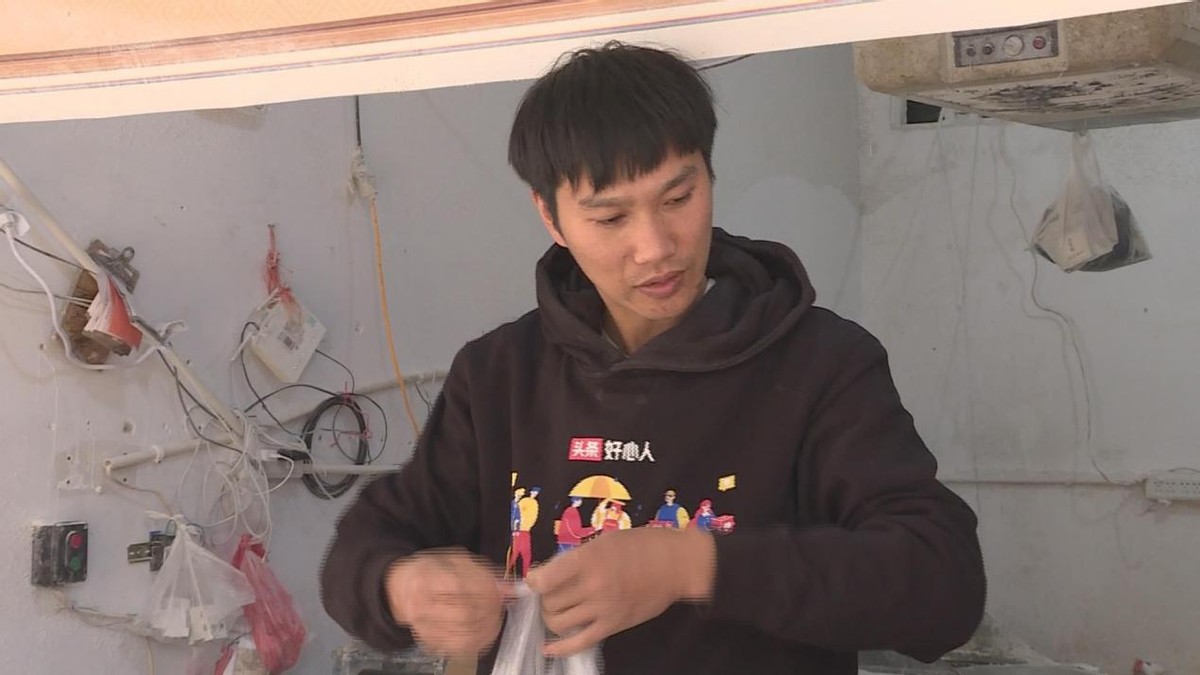 一位老人用手绘纸币买面,浙江老人手绘人民币买面条