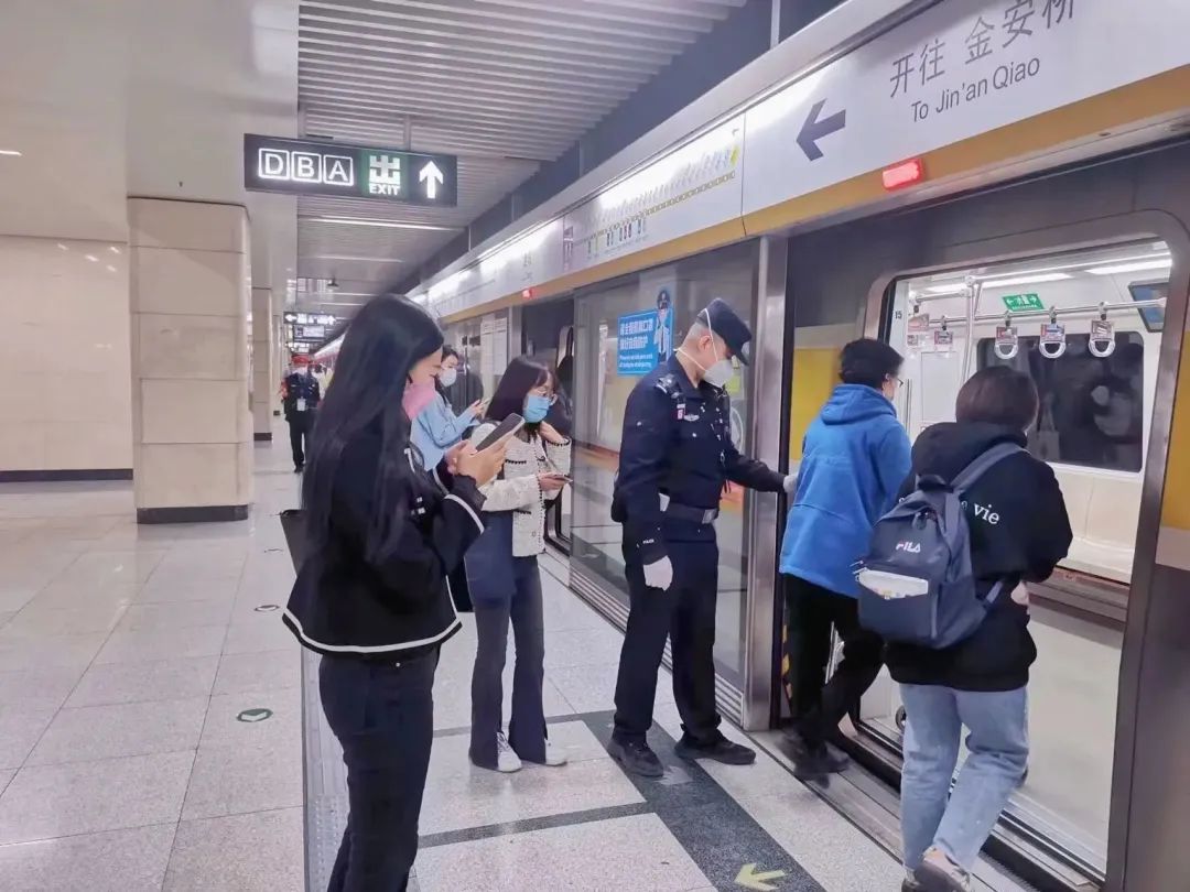 警花表白同为民警的新郎,警花燕子电影完整版