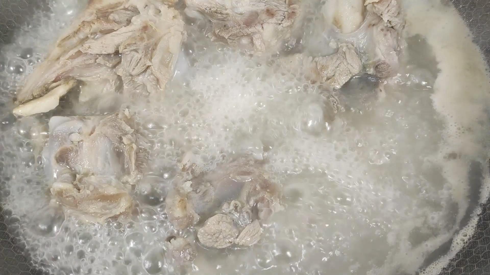 炖骨头汤牢记两放2不放的诀窍,炖大骨头汤的正确方法