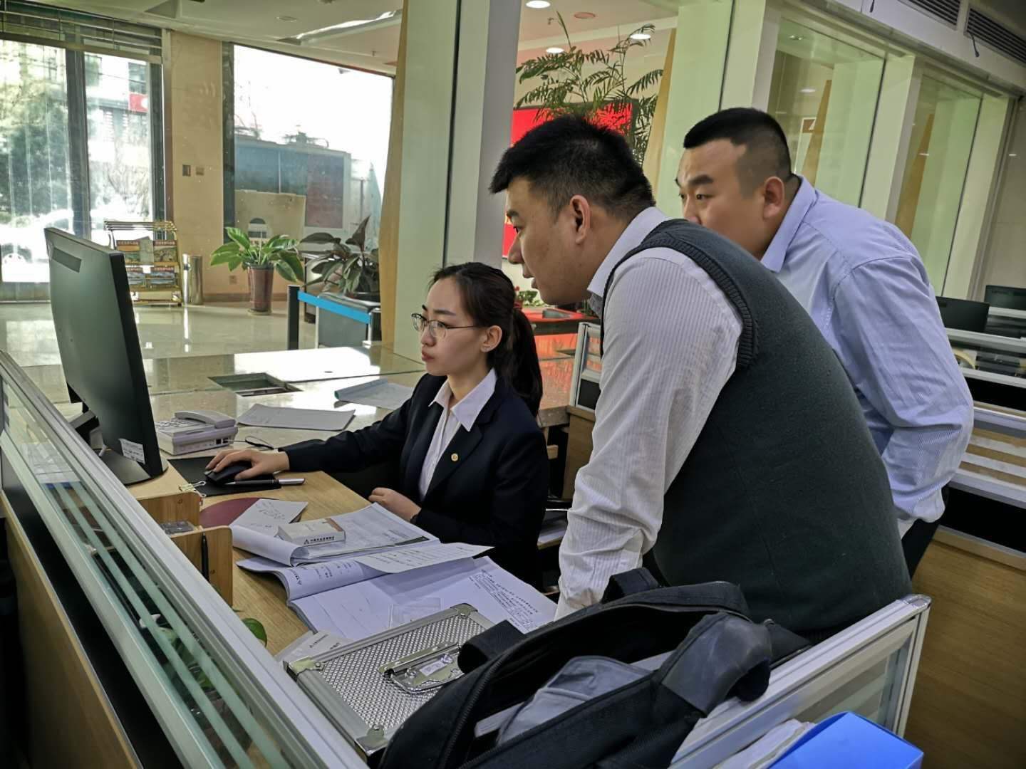 银行卡限额了可以往里存钱吗,银行卡非柜面交易为什么存不了钱