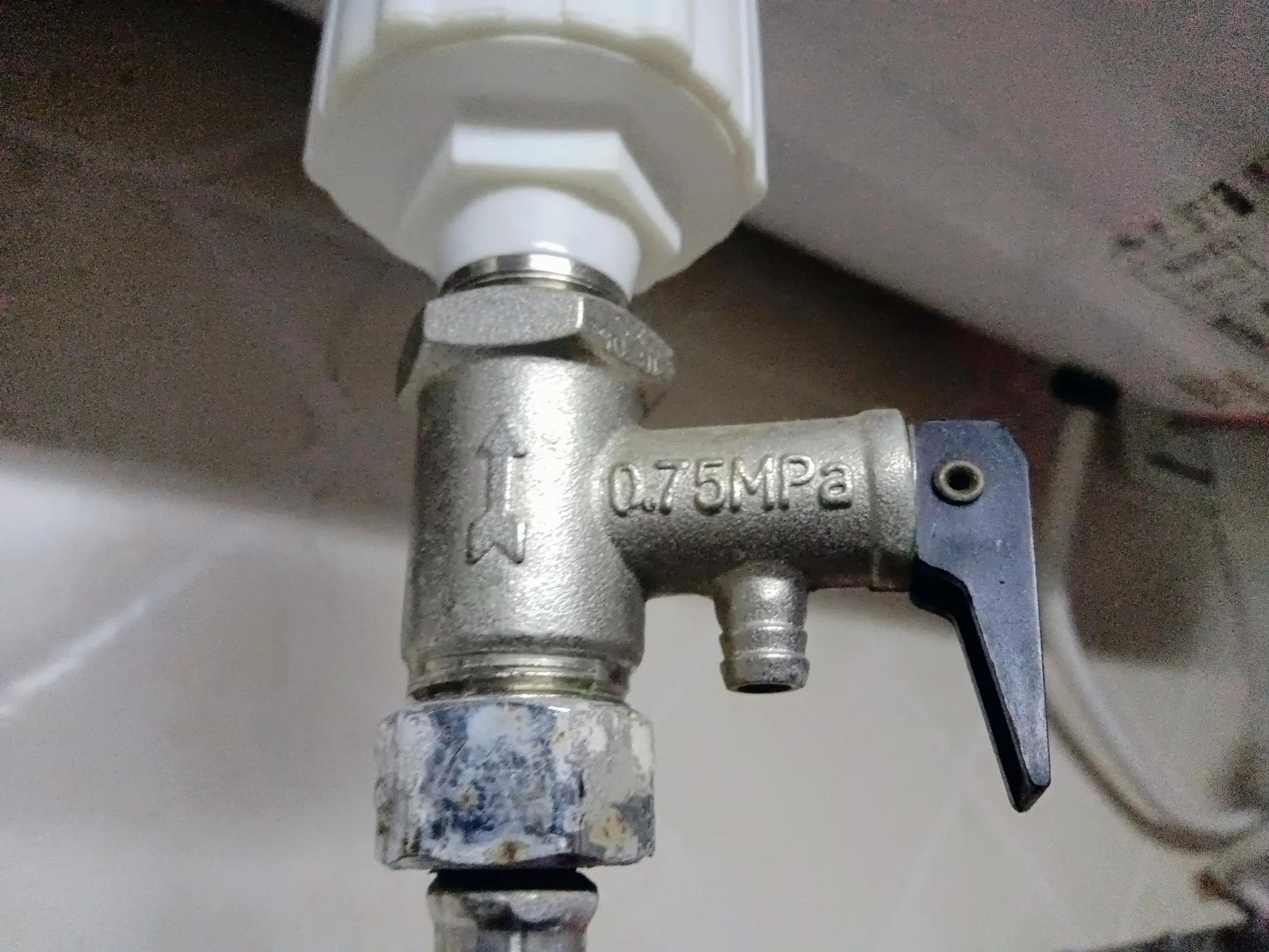 洗澡时水忽冷忽热是热水器原因吗,洗热水澡忽冷忽热是什么原因