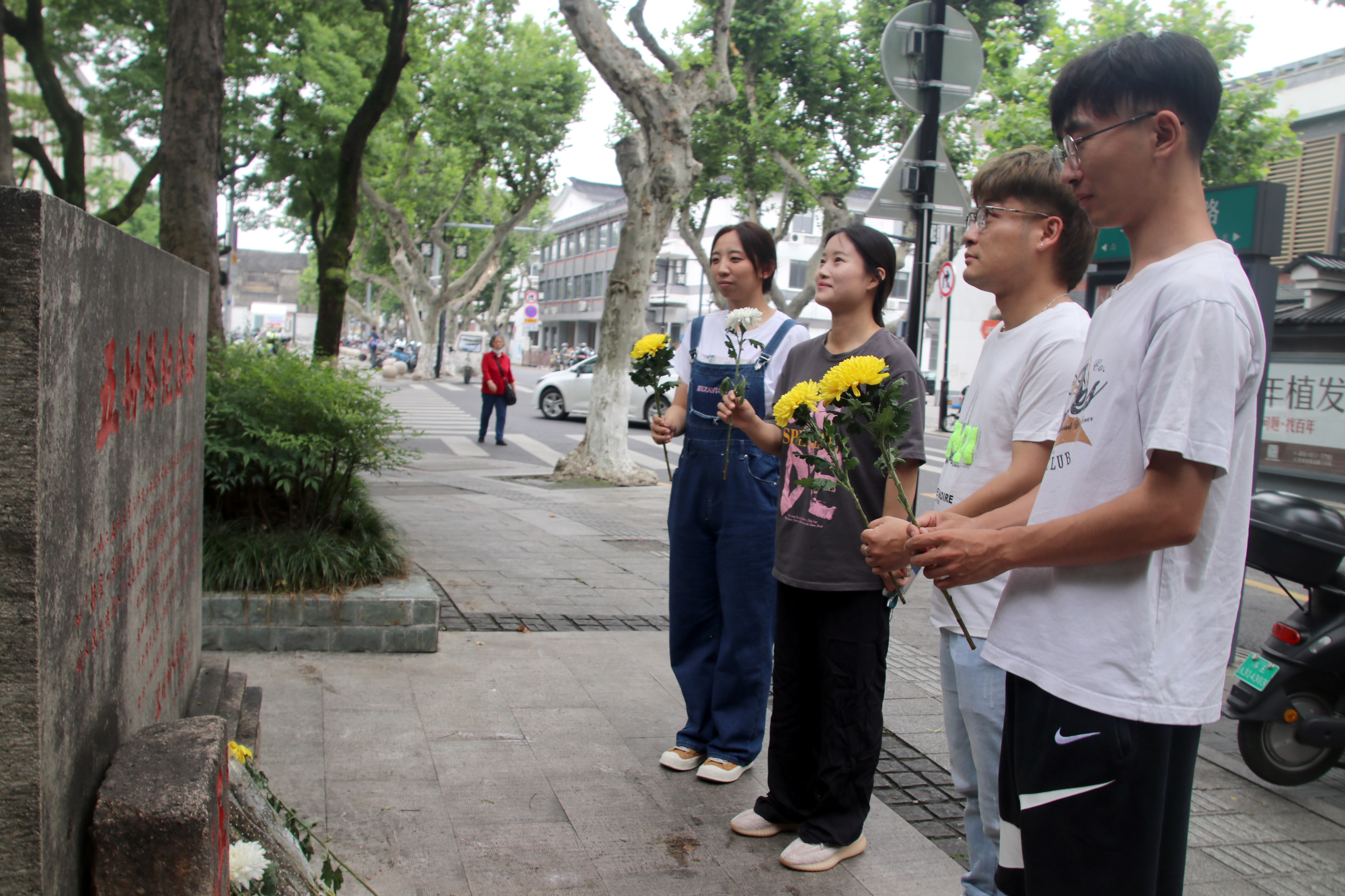 苏州市民向英雄献花圈,追寻红色记忆缅怀革命先烈