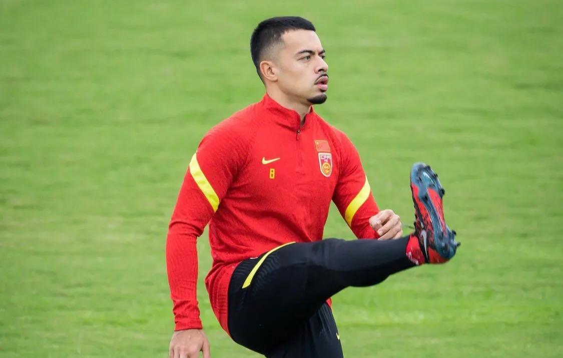 他是英冠队长+核心，归化后却在国足得不到机会，出场机会寥寥…