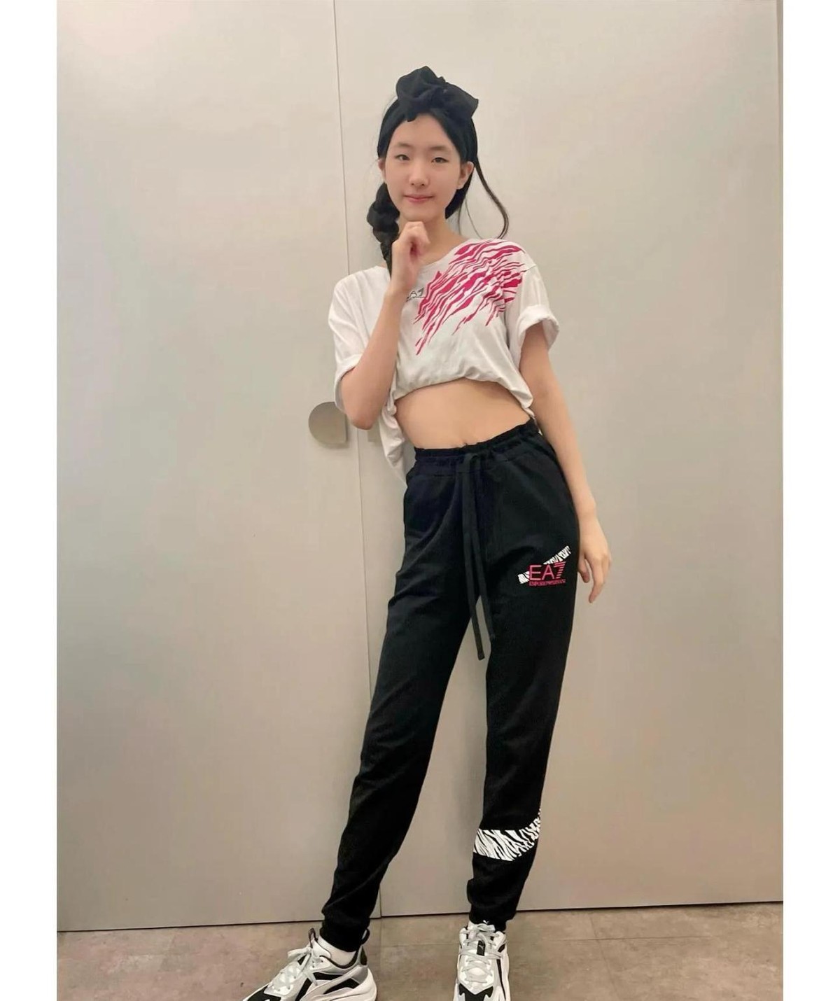 小S大女儿许曦文居家穿白T，解锁新穿法，搭配高腰运动裤好显瘦