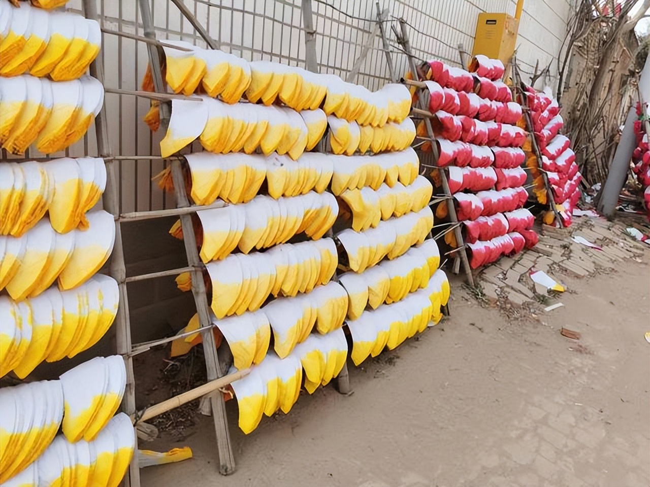 中国殡葬第一村：机器取代人工，殡葬品“不创新就活不下去”，但寿衣创新“回不了本”