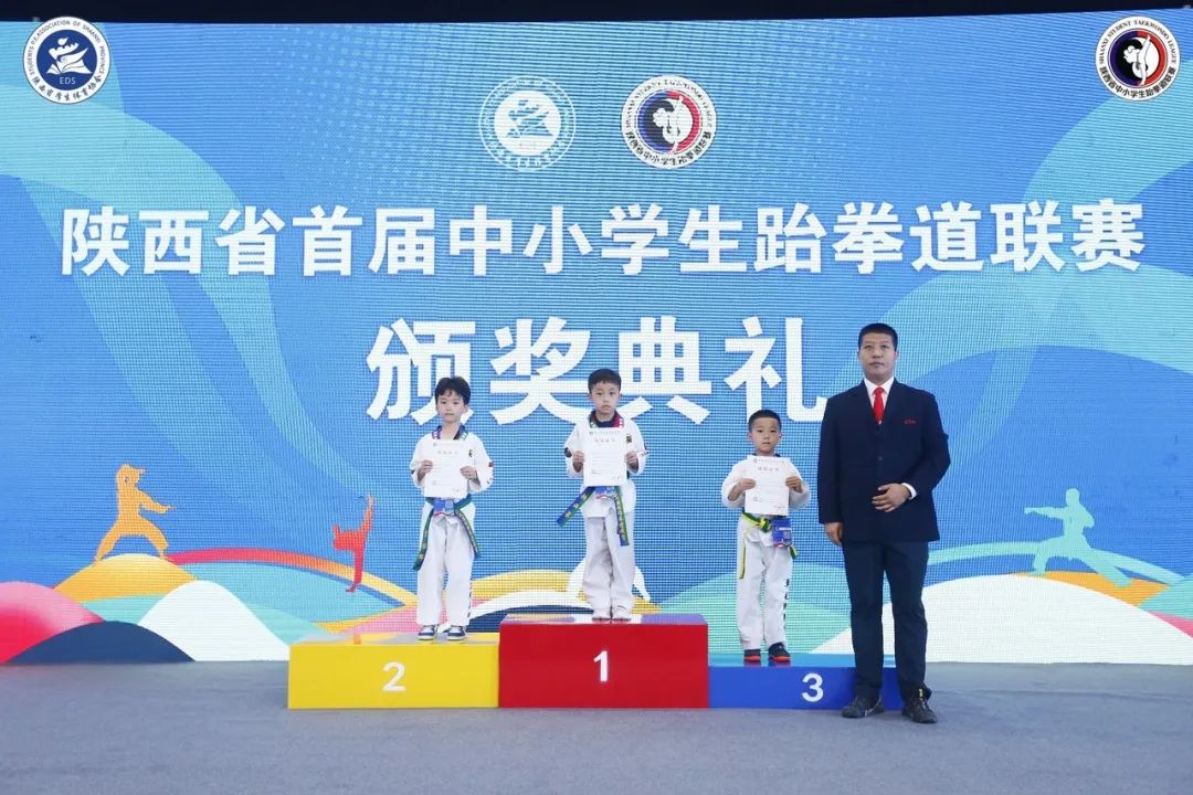 跆拳道小孩夺冠喜报,跆拳道馆比赛获奖喜报模板