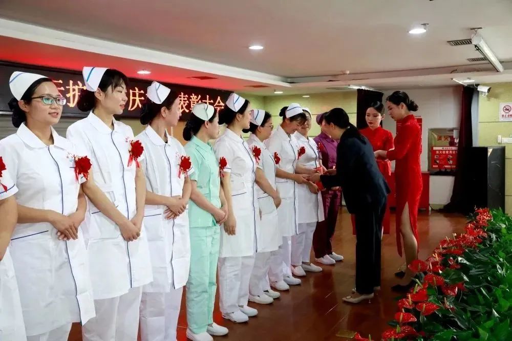 发展护士队伍改善护理服务的感悟,发展护士队伍改善护理服务1500字