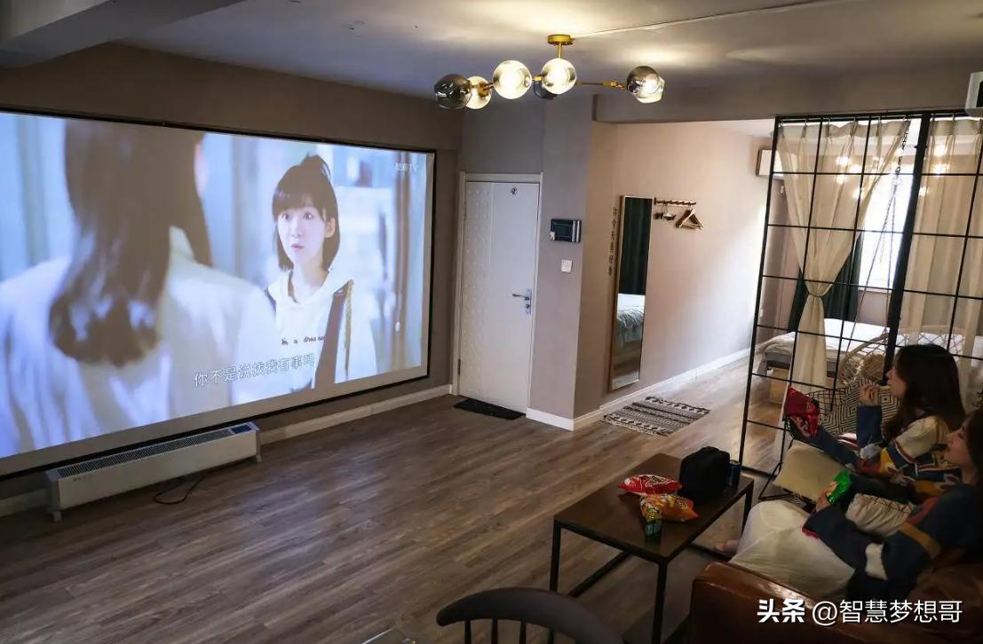 和电视一样清晰的投影仪推荐,和电视媲美的投影仪