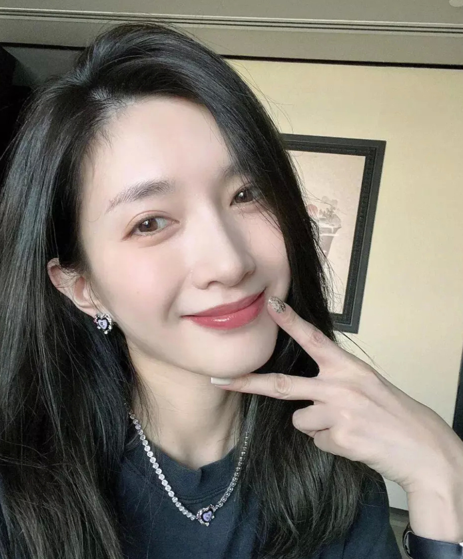 江疏影深夜上热搜，被曝为已婚富豪生下儿子，曾在海南与富商约会