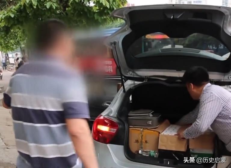 2018年，男子厕所配制假药，被警方逮捕声称是药神，案件牵扯多人