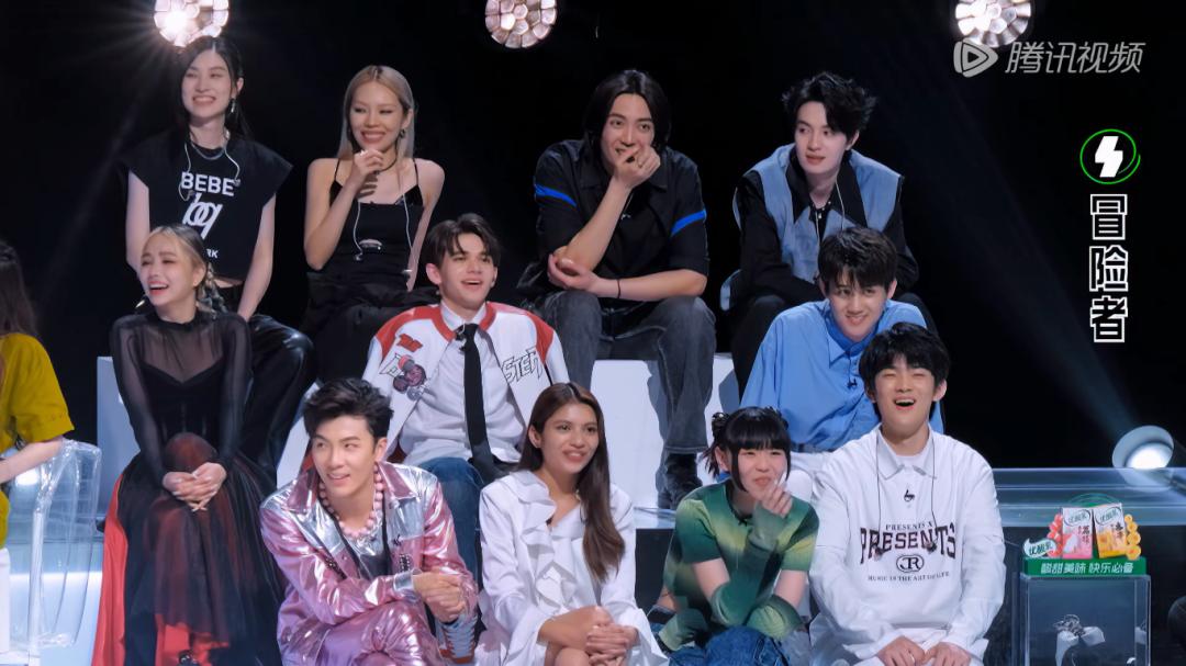 最近超火舞台表演,人气爆棚舞台表演火爆现场